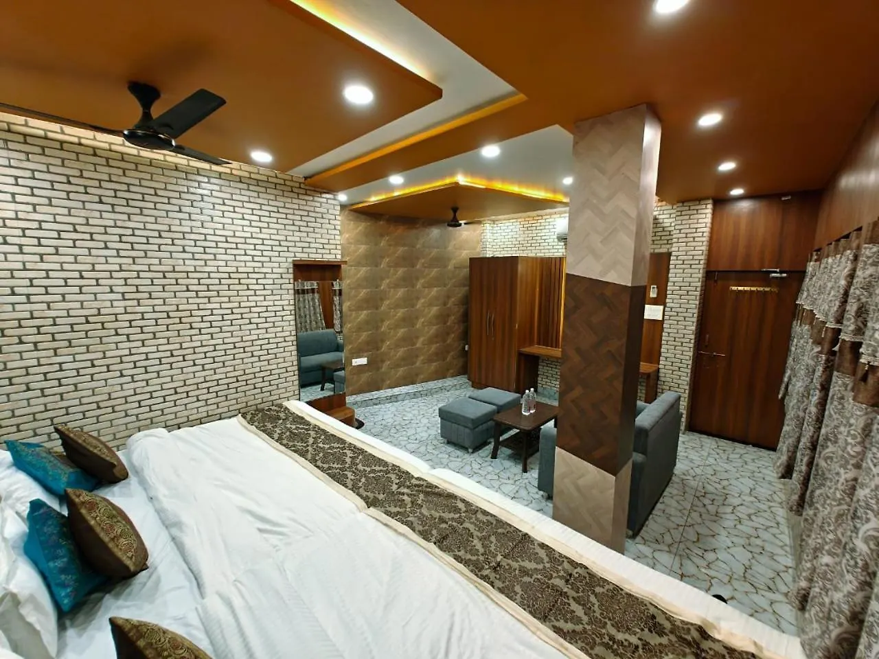 Shri Kailash Pati Guest House- Opposite Kashi Vishwanath Temple Varanasi